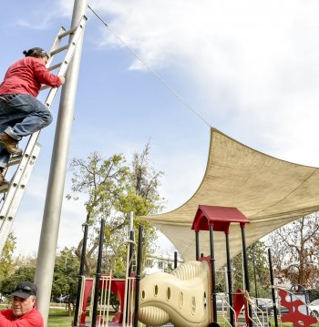 Provisión e instalación de toldos en diversas plazas de la comuna