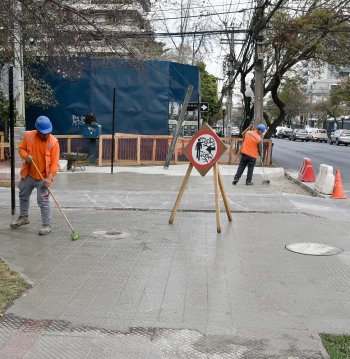 Mantención de veredas continuas en distintos puntos de la comuna