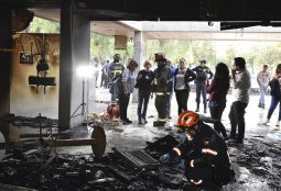 Desconocidos incendian el Café Literario del Parque Bustamante