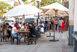 Restaurantes y ferias de emprendimiento retornan en calles y parques