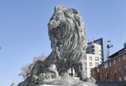 Emblemáticas esculturas de leones regresan a Providencia tras completo proceso de restauración