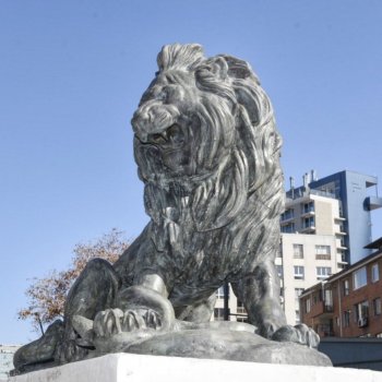 Emblemáticas esculturas de leones regresan a Providencia tras completo proceso de restauración