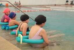 “Sanos y Felices”: Más de 300 estudiantes comenzaron sus clases de natación