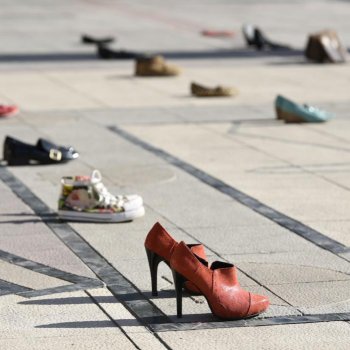 Lanzamos el Mes de la Mujer con intervención “100 zapatos”