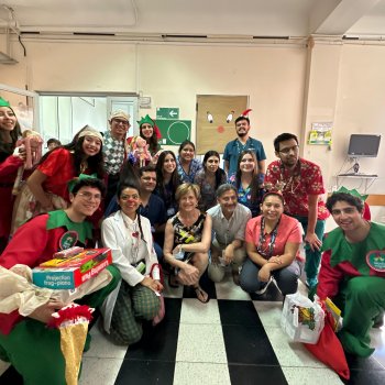 Ayudantes del Viejito Pascuero llevaron regalos a niños del Hospital Calvo Mackenna