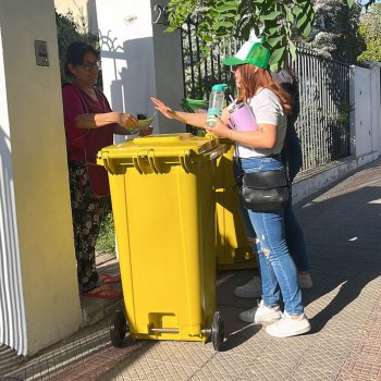 Ley REP: Vecinos de casas reciben contenedores y sacas para el vidrio