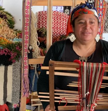 Taller de sensibilización de oficios: "Textilería Mapuche - Ojo de guanaco" Dirige: Yesenia Melinao y Artesanía UC