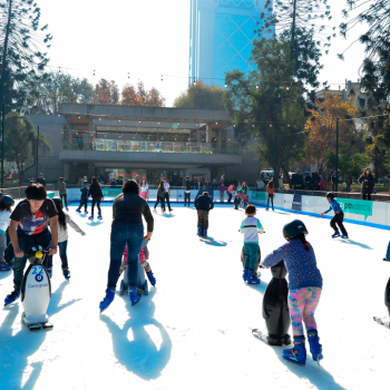 Vive la magia de la Pista de Hielo en Parque Bustamante