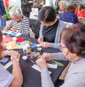 Club de manualidades para el adulto mayor