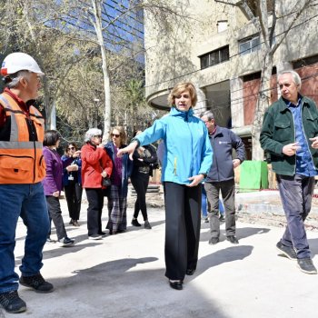 Alcaldesa, vecinos y locatarios visitan obras de remodelación del Paseo Las Bellotas