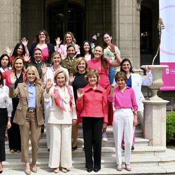 Alcaldesa encabeza encuentro con mujeres líderes para promover la detección precoz del cáncer de mama