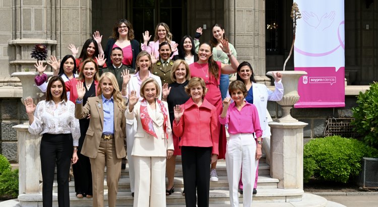 Alcaldesa Evelyn Matthei encabeza encuentro con mujeres líderes para promover la detección precoz del cáncer de mama