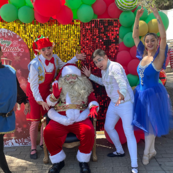 El Viejito Pascuero y los personajes del Cascanueces visitaron el Parque Bustamante