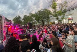 Una noche única en Barrio Italia: Regalos, jazz y encanto navideño