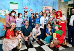 En Navidad alcalde Jaime Bellolio visita a niños internados en Hospital Calvo Mackenna