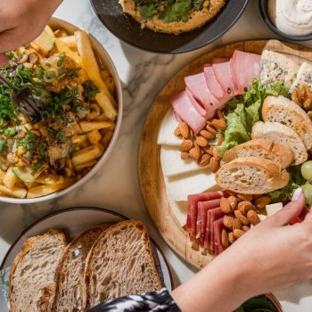 Música, gastronomía y dulces detalles: el Día del Amor y la Amistad se vive en Providencia