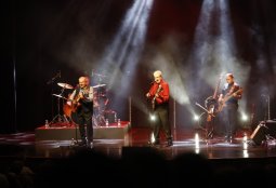 Comunidad +60 repletó el Teatro Oriente para revivir los éxitos de los Hermanos Zabaleta