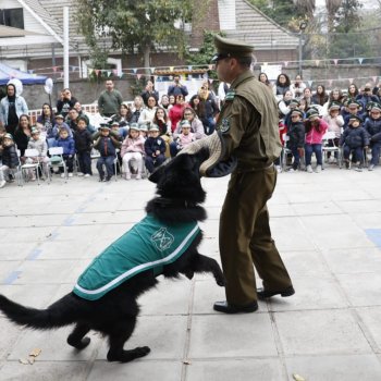 Grupo Canino de Carabineros visitó Jardín El Aguilucho para conmemorar los 98 años de la institución