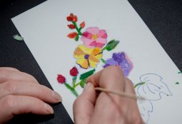 Taller de chigiri-e para adultos mayores