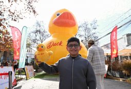 ¡Una gran fiesta! El patito gigante de Barrio Italia estuvo acompañado por cerca de 45 mil personas