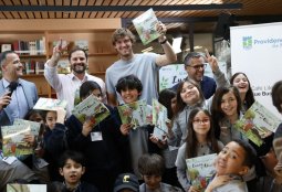 Alcalde Bellolio y Nicolás Jarry presentaron el primer libro infantil sobre electromovilidad creado por Chile BYD Auto
