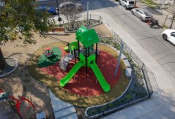 Plaza Bernarda Morín tiene nuevos juegos infantiles
