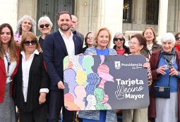 Con descuentos de hasta 78%: Providencia lanza nueva Tarjeta Vecino Mayor
