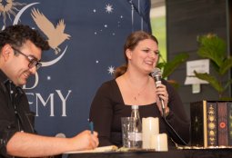 Stella Tack desató la magia de Black Bird Academy en el Café Literario del Parque Bustamante