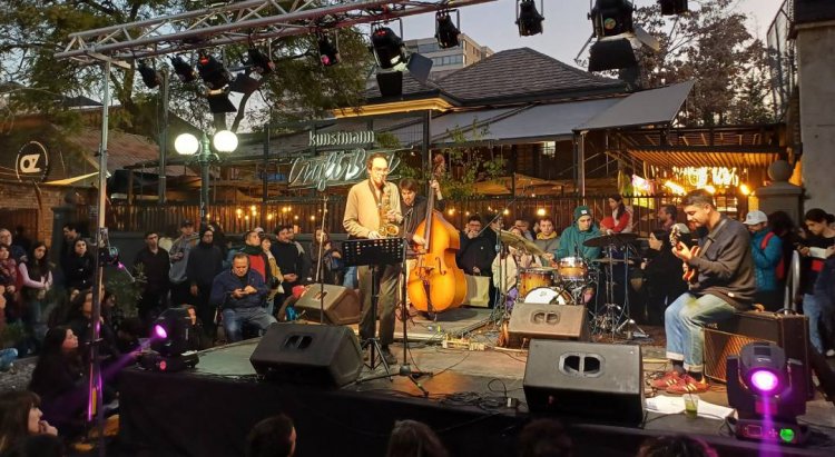 Música, luces y regalos de Navidad: Barrio Italia celebra Jazz Night con horario extendido de atención