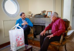 Providencia entrega más de 700 apoyos de fin de año a vecinos mayores