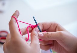 Taller “Punto a punto aprendemos crochet” Artesanía UC