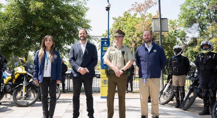 Providencia inaugura tótems de emergencia en 5 plazas y aumenta 84% sus cámaras de seguridad