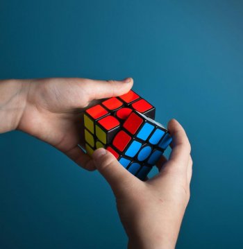 Dale un giro a tu verano: Ven a resolver el cubo rubik