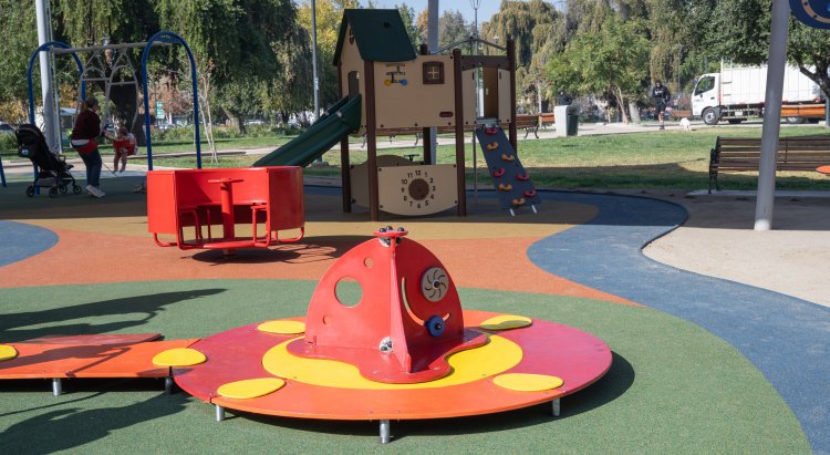 Los niños ya pueden disfrutar de los nuevos juegos infantiles en Plaza a la Alcaldesa