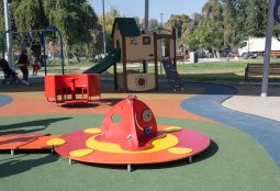 Los niños ya pueden disfrutar de los nuevos juegos infantiles en Plaza a la Alcaldesa
